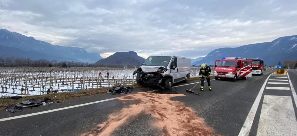 Violento frontale in curva tra un furgone e un'auto
