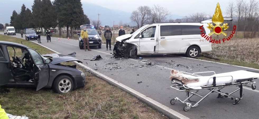 Frontale tra un'auto e un furgone