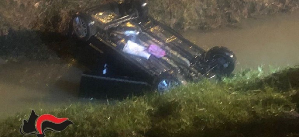 Una mamma si rovescia con l'auto nel canale: i passanti aiutano i soccorritori per salvare una bimba di 3 anni