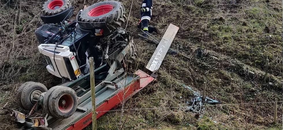 Paura in Alto Adige, perde il controllo del trattore che finisce nel dirupo