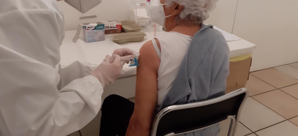 Soli e privi di competenze informatiche, over80 rischiano di non vaccinarsi