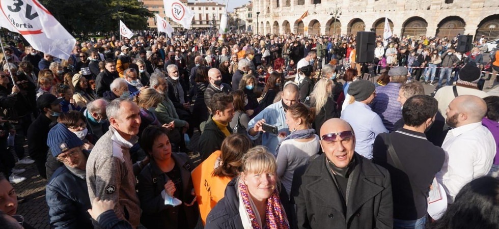 Poche mascherine e zero distanziamento