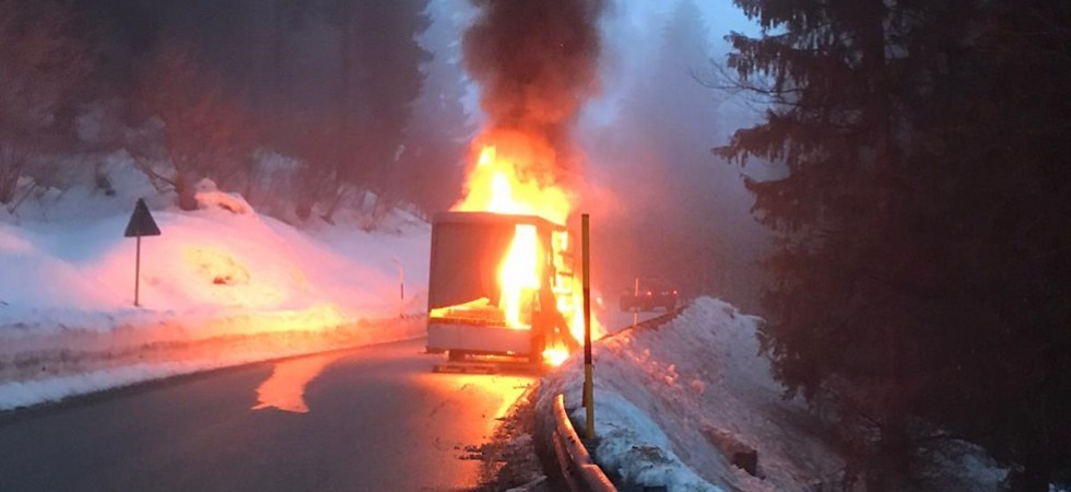 Una densa colonna di fumo si alza dal bosco, un autoarticolato avvolto dalle fiamme lungo la strada del Bondone