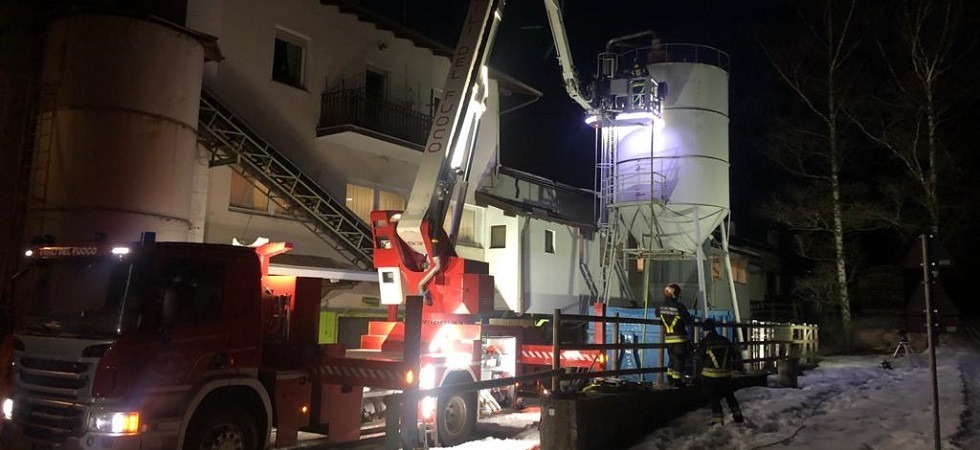 Momenti di tensione in val di Fiemme, prende fuoco un silos pieno di segatura