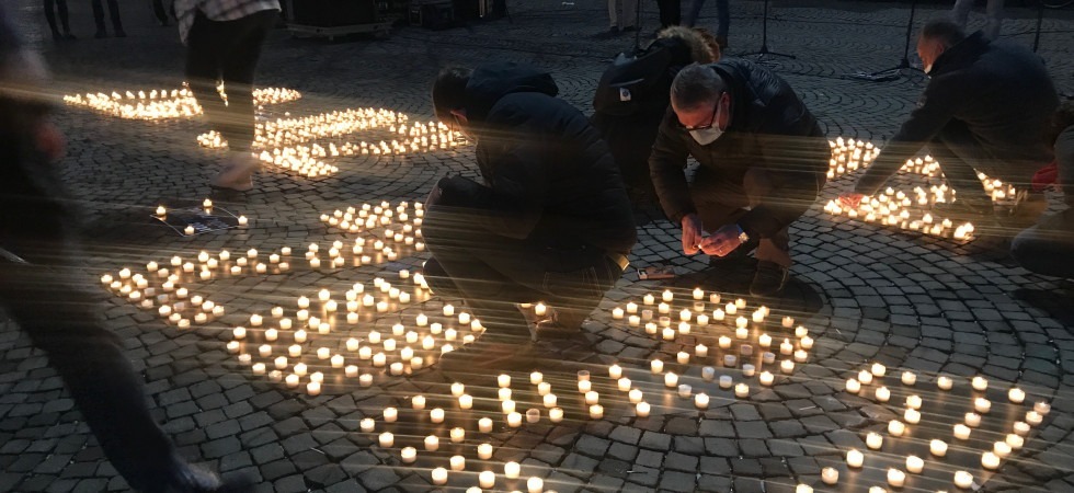 Coronavirus, piazza Duomo a Trento si ferma e si illumina per ricordare un anno di vittime