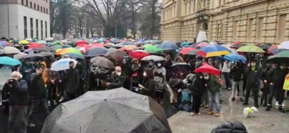 Coronavirus, a Bolzano proteste contro il lockdown: Vogliamo lavorare''