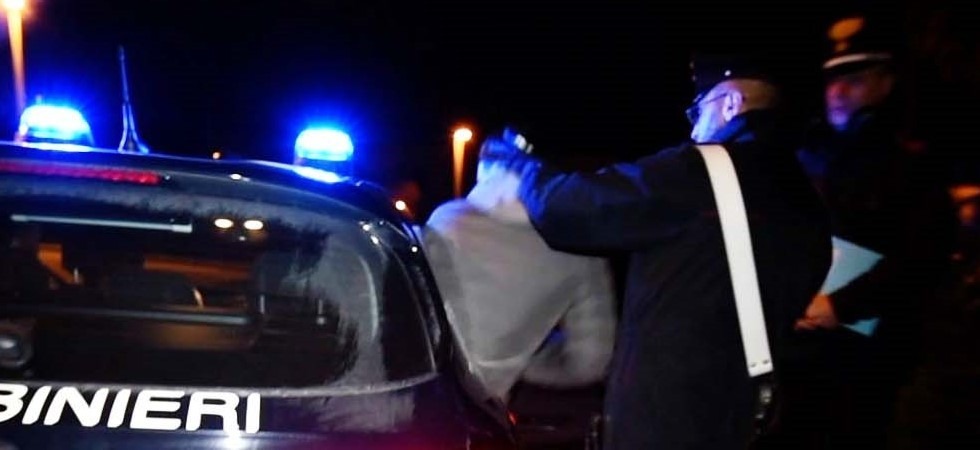 Foto d'archivio Violenze fisiche e psicologiche contro la madre 70enne: il figlio finisce in carcere dopo aver violato il divieto di