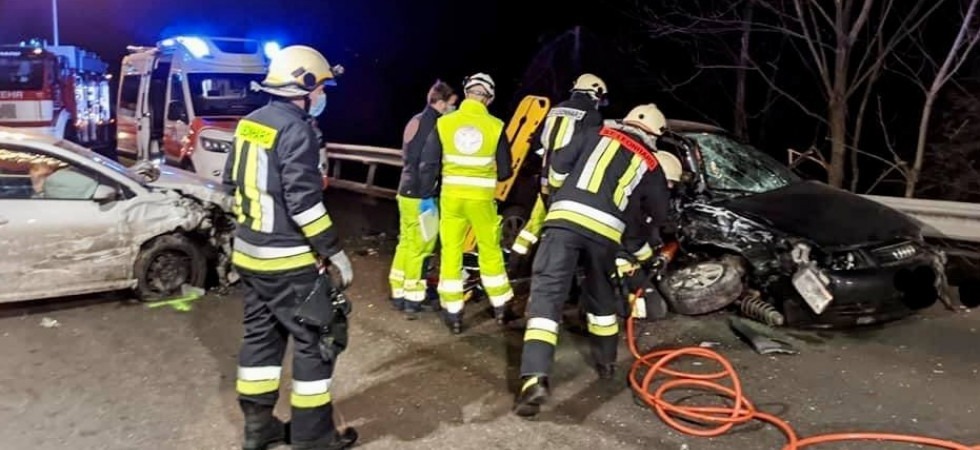 Schianto tra due auto, una persona è rimasta incastrata tra le lamiere