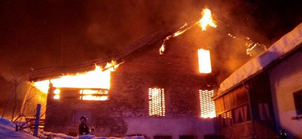 Paura nella notte, l'incendio distrugge un fienile