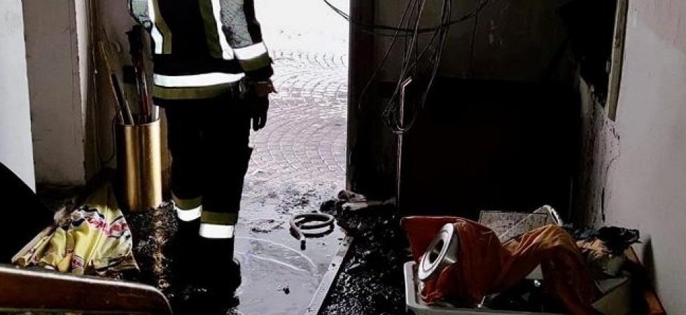 Fiamme in un appartamento, un uomo intossicato trasportato in ospedale
