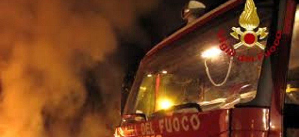 Alcune braci divampano e diventano un incendio che coinvolge un'abitazione, momenti di tensione in val di Non