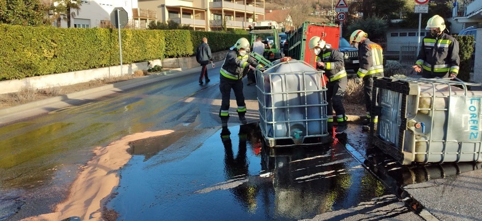 Il rimorchio del trattore si rovescia in curva, oltre 1.000 litri di melassa di zucchero si sversano sulle strada