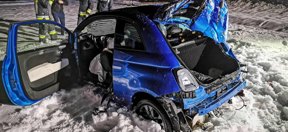 Perde il controllo dell'auto, esce di strada e si ribalta più volte
