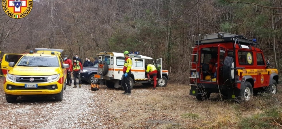 Tragedia in montagna, cade per una quindicina di metri nella scarpata e perde la vita