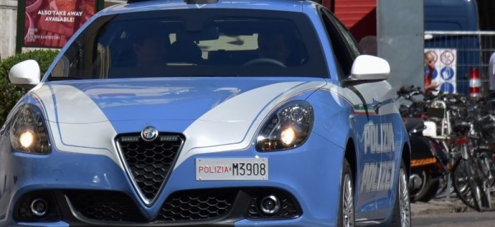 Rintracciato dai poliziotti si nasconde in un negozio e minaccia il titolare con un coltello