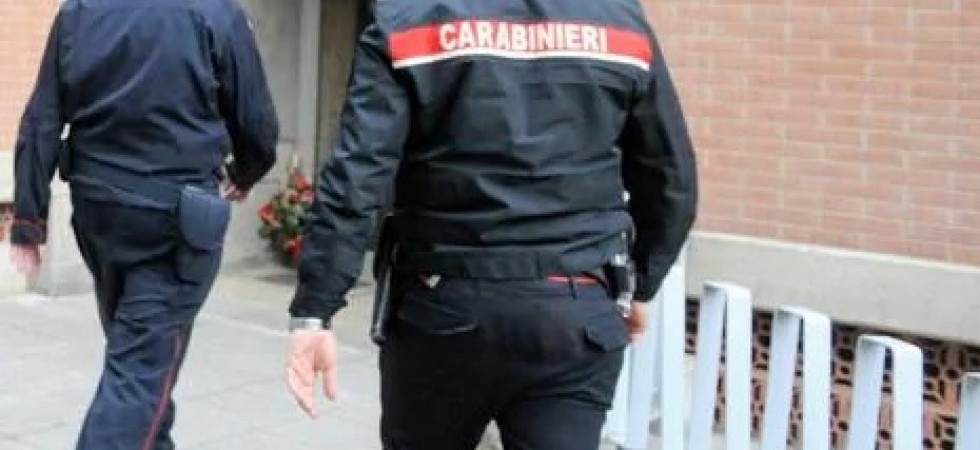 Il figlio fermato con la marijuana, la madre cerca di impedire ai carabinieri la perquisizione in casa