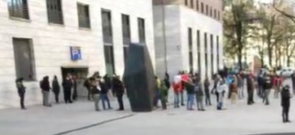 Coronavirus, a Bolzano cittadini in piazza contro le misure restrittive