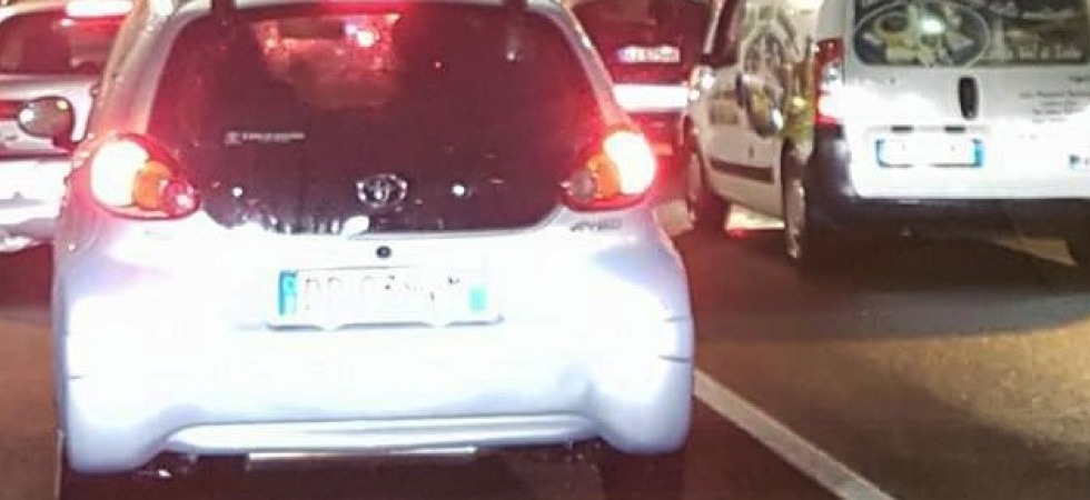Pezzi di ghiaccio sull'asfalto, traffico rallentato tra Cadine e Trento