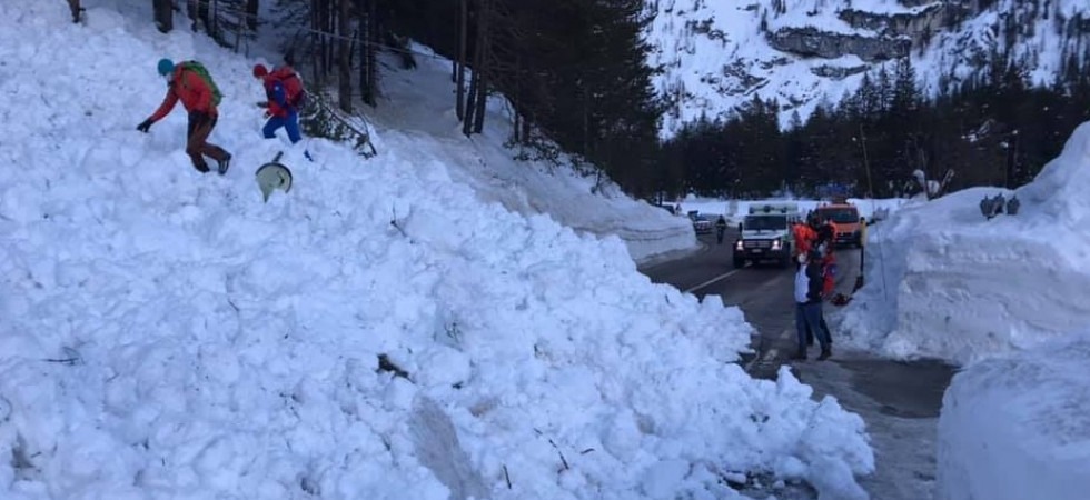 La valanga finisce sulla strada, soccorso alpino e vigili del fuoco in azione
