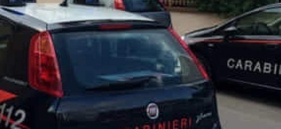 Aggredita in casa da due ladri, tentano di immobilizzarla ma le grida li fa fuggire