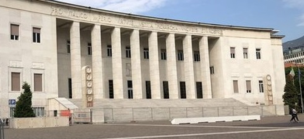 Violentata dal padre e incinta a 14 anni, un uomo e una donna a processo per incesto e violenza sessuale aggravata sulla