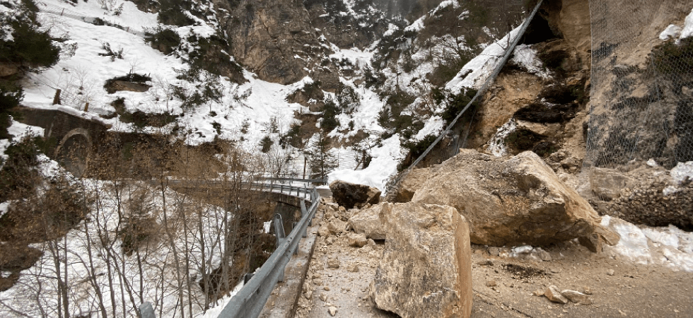 Grossi massi si staccano dalla montagna, invadendo la strada