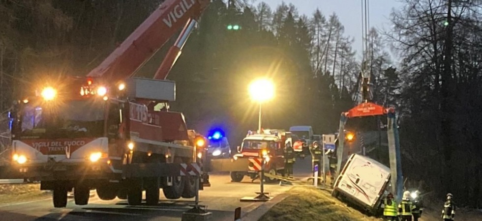 Perde il controllo del furgone e finisce bloccato fuori strada, intervengono i vigili del fuoco con l'autogrù