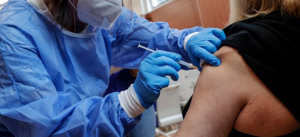 Vaccinazioni anticovid, basta compiere gli anni dopo il 31 gennaio per non rientrare tra gli over 80 e perdere la