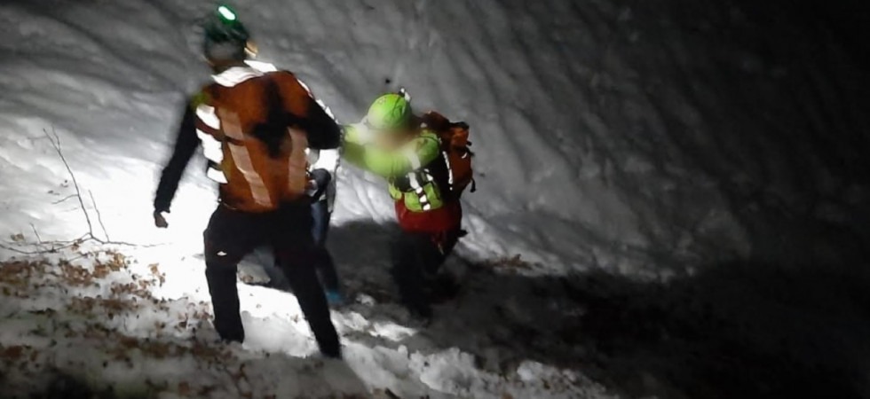 A causa della tanta neve sbagliano sentiero e rimangono bloccati in un canale