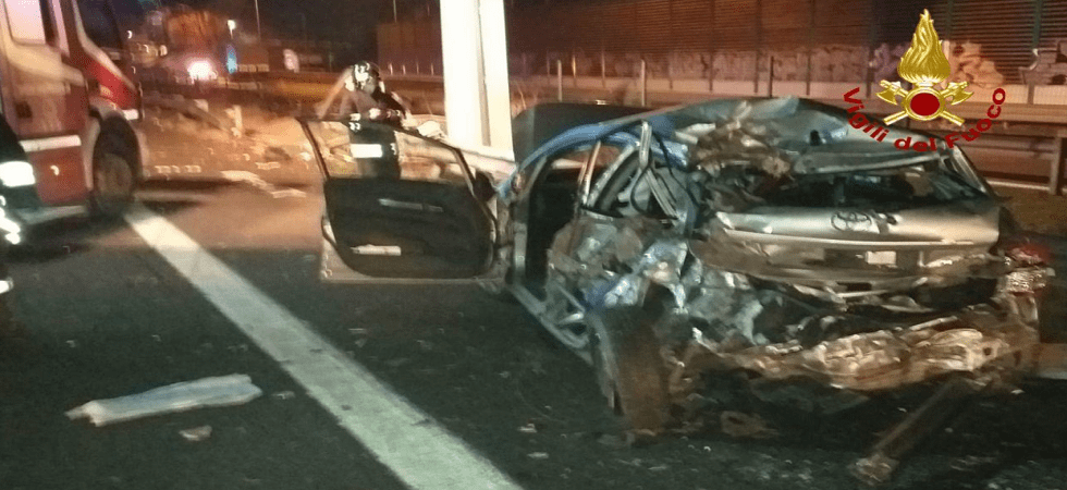 Tampona un'auto e la scaraventa fuori dall'autostrada, sulla tangenziale parallela