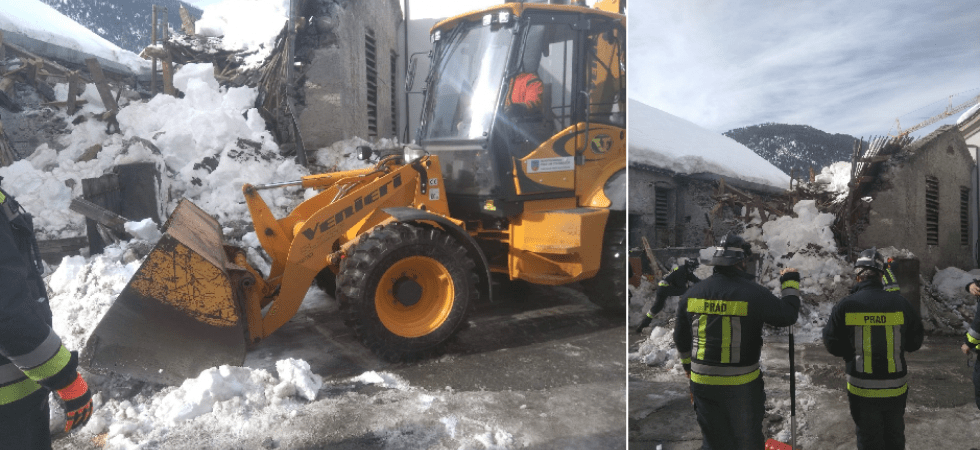 La neve provoca il crollo del tetto e le macerie invadono la via