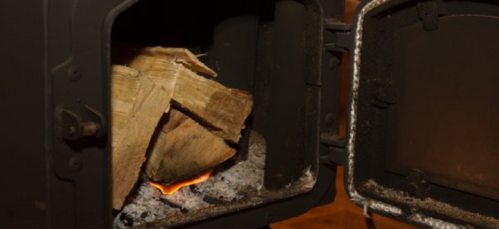 Usa l'alcol per accendere la stufa, un 81enne investito dalla fiammata rimane ustionato