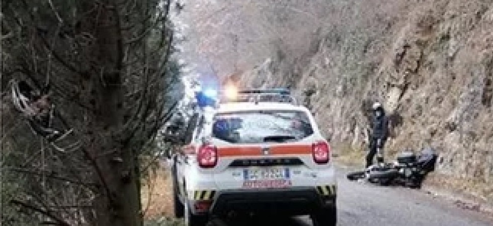 Tragedia in strada, violento schianto moto - bici: un uomo è morto