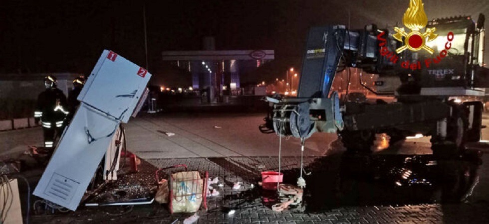 Nel vicentino doppio colpo in un'ora: sfondano con gru e ruspa le colonnine di due distributori di benzina e rubano le casse