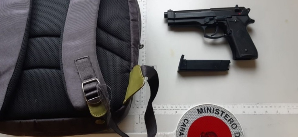 Alla guida con una pistola nel bagagliaio e senza patente, nei guai tre uomini