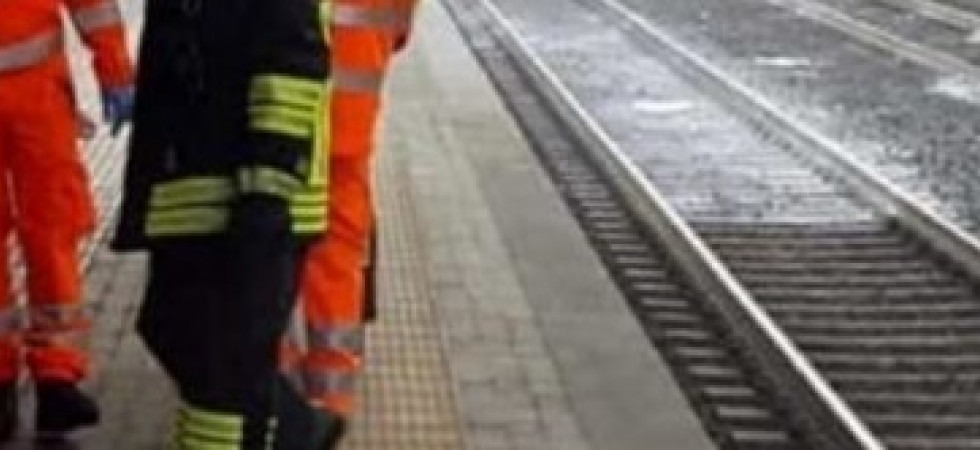 Rimane folgorato e cade a poca distanza dalla linea ferroviaria