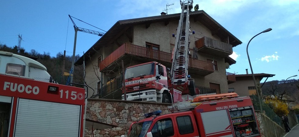 Fumo e fiamme da un camino, allarme per un incendio abitazione