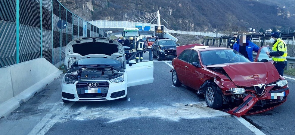 Schianto tra 4 auto tra le gallerie e statale del Brennero paralizzata