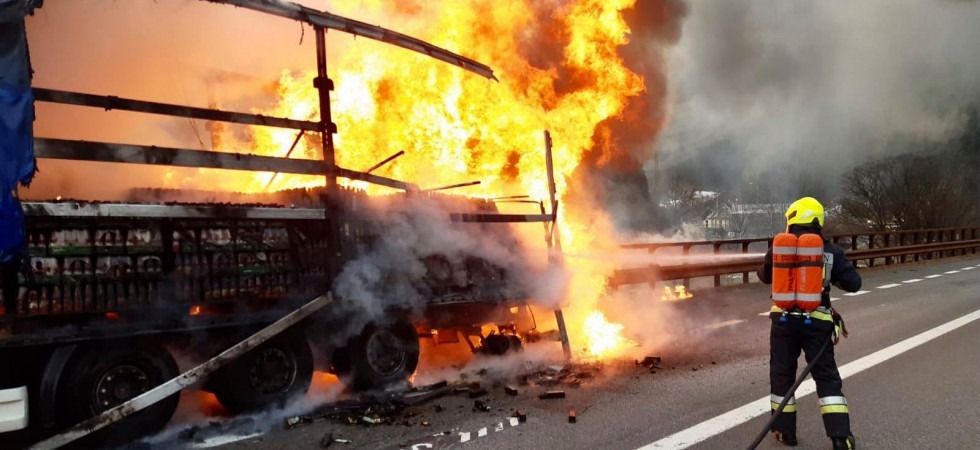 Paura in A22, un mezzo pesante viene avvolto dalle fiamme
