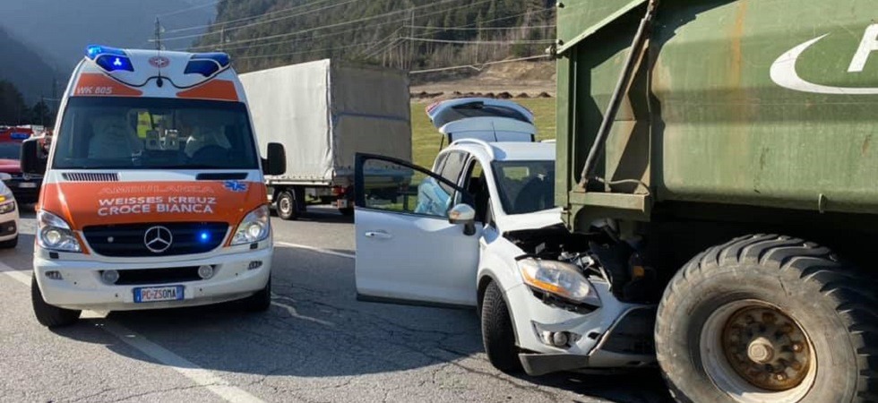 Si schianta contro il rimorchio di un trattore
