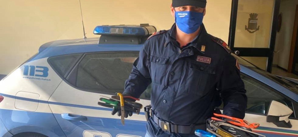 Fermati dopo il coprifuoco in auto e senza mascherina, avevano il portabagagli pieno di arnesi per lo scasso