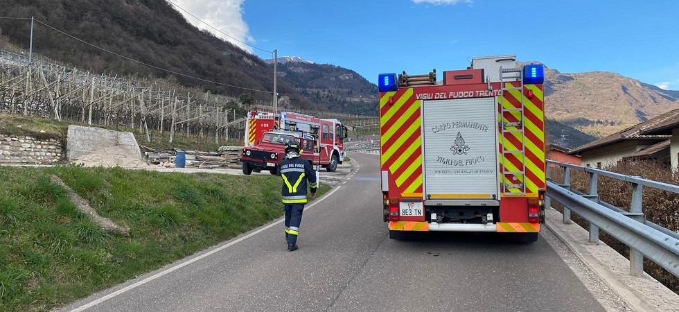 Il camino viene avvolto dalle fiamme, vigili del fuoco intervengono con diverse unità per gestire l'emergenza