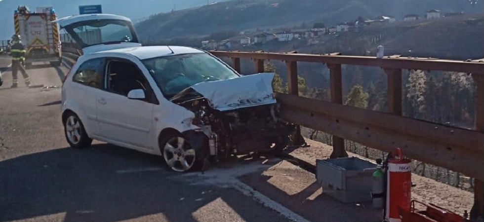Un 29enne perde il controllo dell'auto e si schianta violentemente contro il guardrail a bordo strada