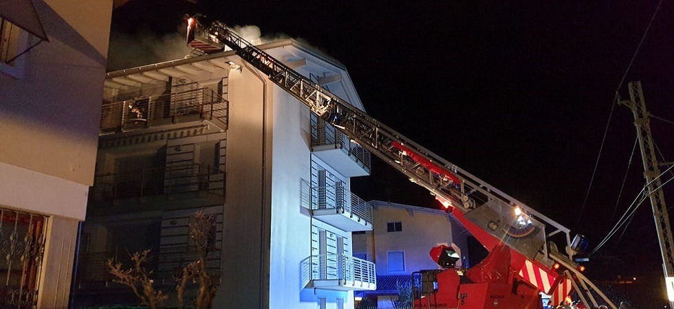 Fumo e fiamme, brucia il tetto di un'abitazione
