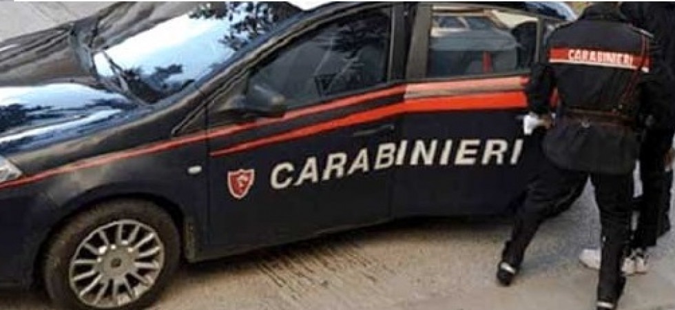 Rompe le placche anti-taccheggio, ruba capi di abbigliamento per 200 euro e tenta di fuggire: 21enne fermato dai carabinieri