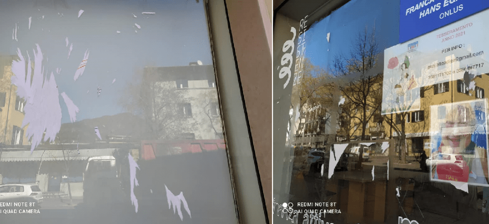 Tentano di attaccare dei manifesti sulla sede, ma vengono messi in fuga dalla polizia