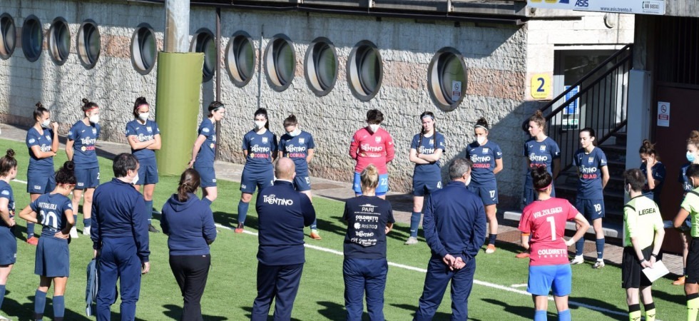 L'appello pre partita delle giocatrici gialloblù a pochi minuti dal via della sfida contro l'Accademia Spal L'appello pre partita delle giocatrici gialloblù a pochi minuti dal via della sfida contro l'Accademia Spal