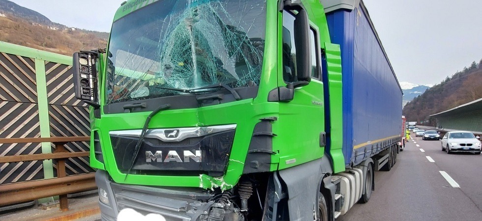 Paura in A22, tamponamento tra tre mezzi pesanti in autostrada
