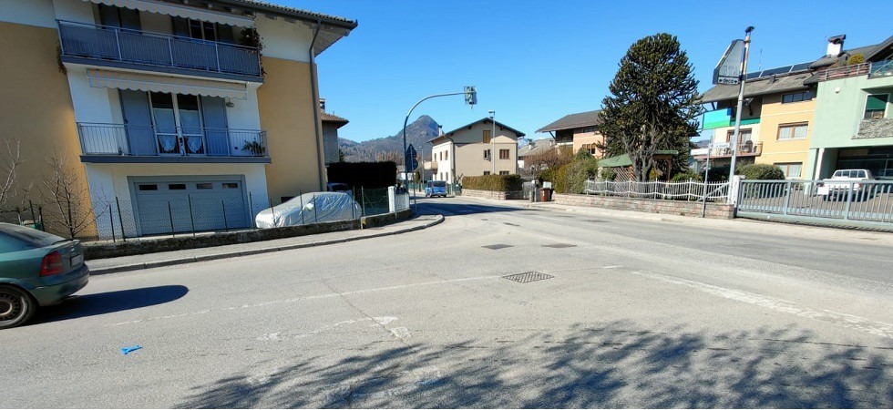 Un ciclista viene investito da un'auto, 73enne in gravissime condizioni