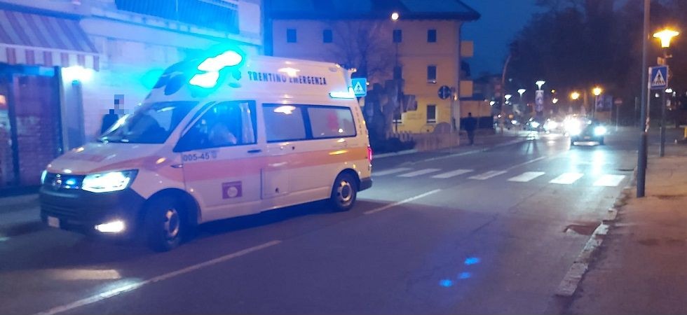 Attraversa la strada sulle strisce ma viene centrata da un'auto, una 55enne portata in ospedale